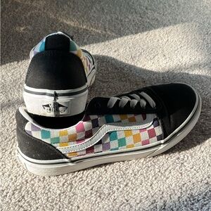 Van’s rainbow checkerboard low lace-up youth/missy 4.5